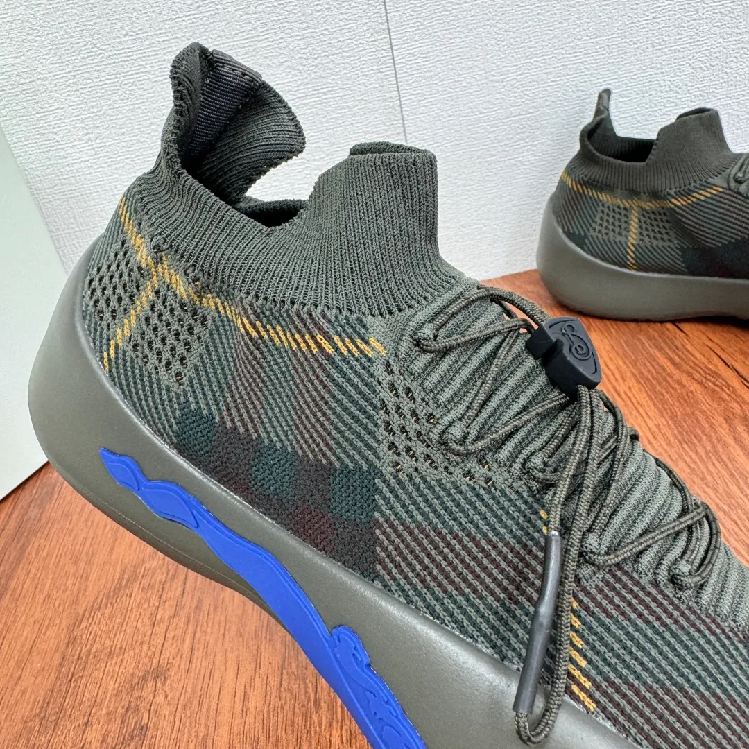 Batch 720 Guangdong high version War Horse series Burberry new men's knitted casual sneakers Burberry's classic yarn inspires the sophistication and sporty taste of this sneaker. The variegated knitted upper is extremely light and elastic, showing a tight appearance on both sides of the shoe, while the toe box adopts the unique "micropore" technology of sports accessories to sublimate breathability. The elasticity of knitwear ensures that shoes fit better and are more comfortable to wear. It is equipped with a lightweight rubber outsole, an unlined design, embellished with branded drawstring accessories, and a combination of pull-on and lace-up styles. It is comfortable and breathable for the upper foot, and comes with a full set of original packaging dust bags! Size: 39-40-41-42-43-44 Leather shoe size Item number: B9368 black gray